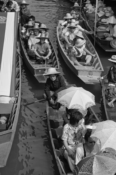 Toeristen op de drijvende markt — Stockfoto