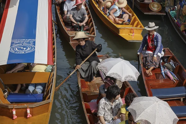 Touristes au marché flottant — Photo