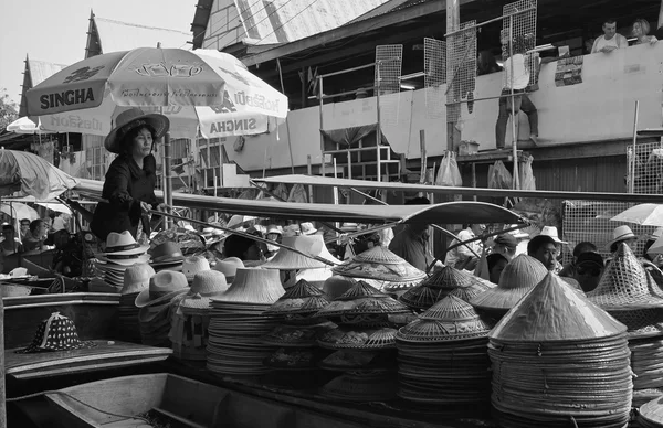 Thailändische Hüte zum Verkauf auf dem schwimmenden Markt — Stockfoto