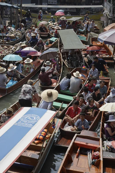 Turystów pływających rynku — Zdjęcie stockowe