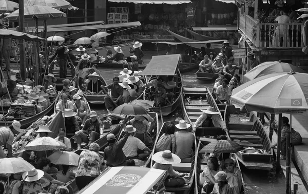 Turister på den flytande marknaden — Stockfoto