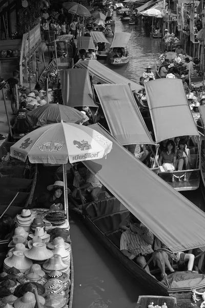 Toeristen op de drijvende markt — Stockfoto