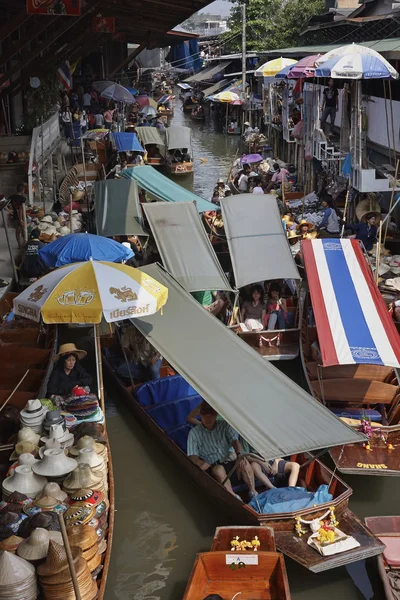 Toeristen op de drijvende markt — Stockfoto