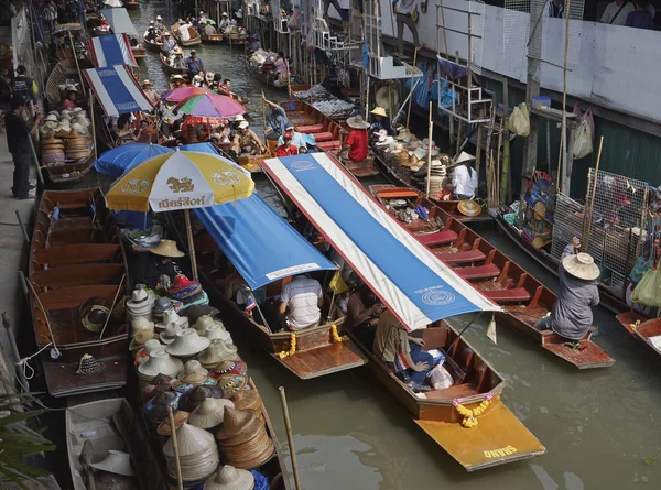 Touristen auf dem schwimmenden Markt — Stockfoto