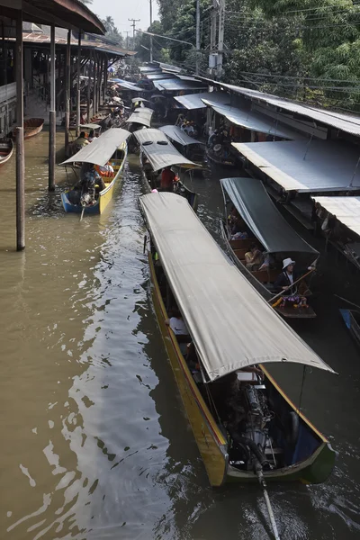 Barcos en el mercado flotante — Foto de Stock