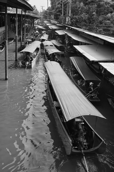 Bateaux au marché flottant — Photo