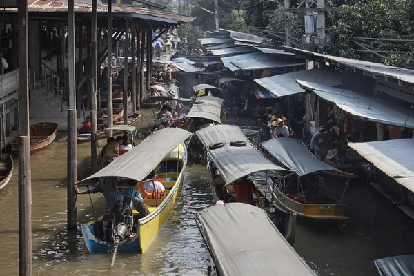 Barcos en el mercado flotante —  Fotos de Stock
