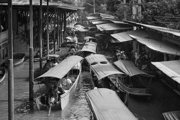 Barcos en el mercado flotante — Foto de Stock