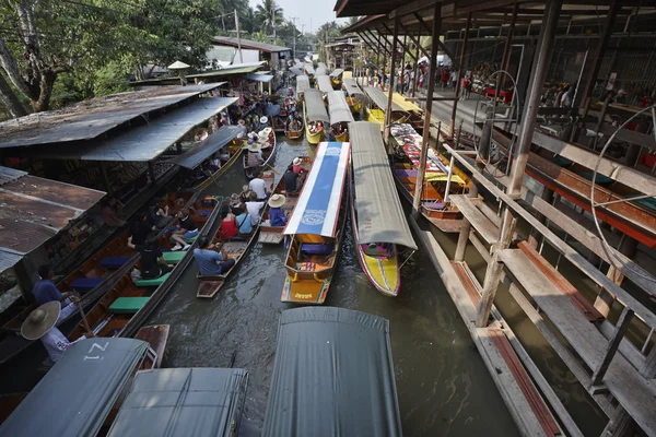 Boten op de drijvende markt — Stockfoto