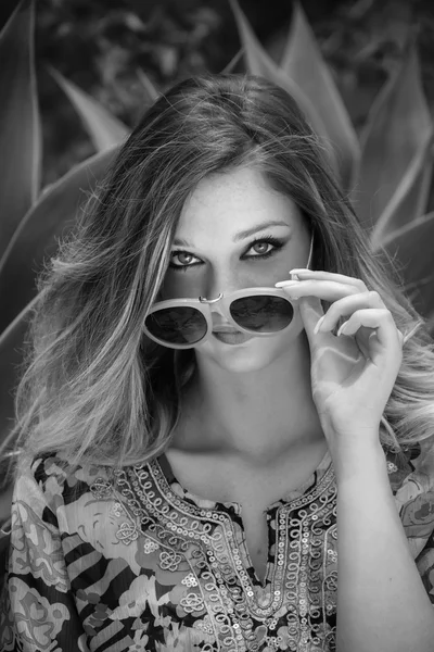 Bella ragazza con gli occhiali da sole — Foto Stock