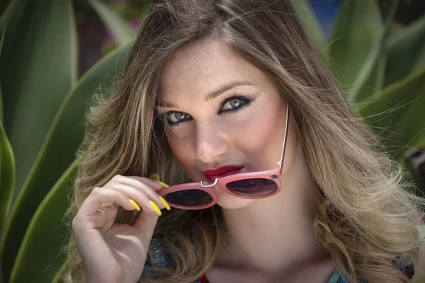 Hermosa chica con gafas de sol —  Fotos de Stock