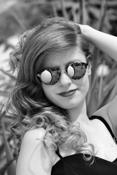 Menina bonita com óculos de sol — Fotografia de Stock