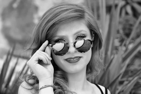 Schönes Mädchen mit Sonnenbrille — Stockfoto