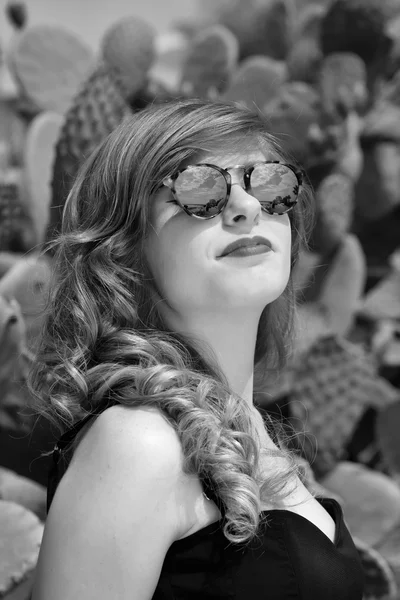 Schönes Mädchen mit Sonnenbrille — Stockfoto