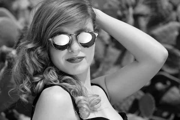 美しい太陽の眼鏡の少女 — ストック写真