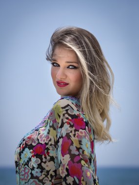 Deniz kenarında güzel bir kız