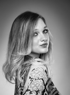 Güzel bir kızın portresi