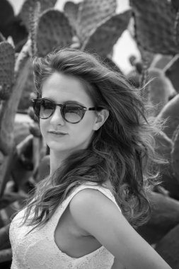 güneş gözlüklü kız