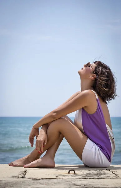 Girl enjoying sun by sea — Stock Photo, Image
