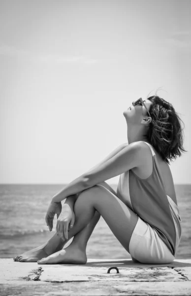 Mädchen genießt Sonne am Meer — Stockfoto