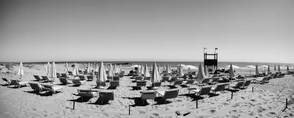 Deck chairs and beach umbrellas — Stock Photo, Image