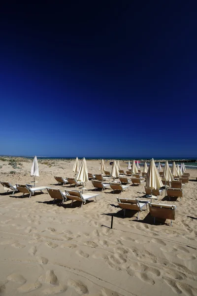 Cadeiras de praia e guarda-sóis — Fotografia de Stock