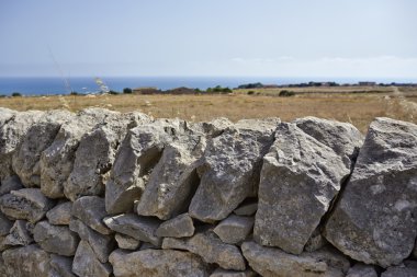 tipik el Sicilyalı taş duvar yapımı