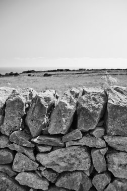 tipik el Sicilyalı taş duvar yapımı