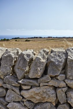 tipik el Sicilyalı taş duvar yapımı