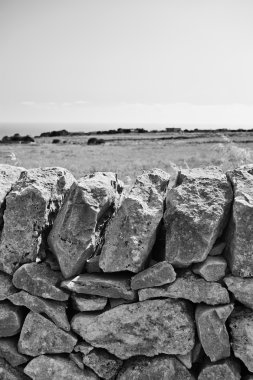 tipik el Sicilyalı taş duvar yapımı