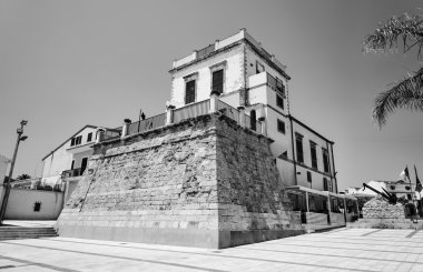 eski saracin kule, bugün bir teras manzarası.