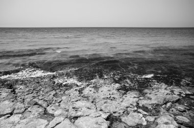 kayalık sahil görünümü