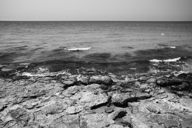 kayalık sahil görünümü