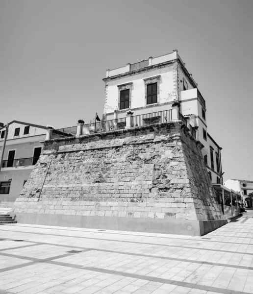 Vista de la antigua torre de saracina, hoy una terraza . — Foto de Stock