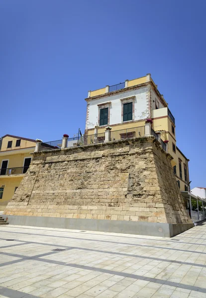 Vista de la antigua torre de saracina, hoy una terraza . —  Fotos de Stock