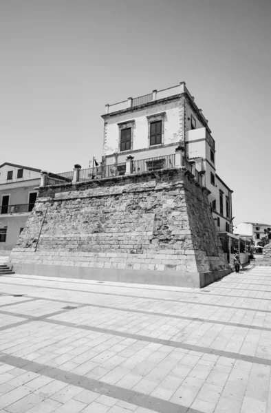 Vista de la antigua torre de saracina, hoy una terraza . — Foto de Stock