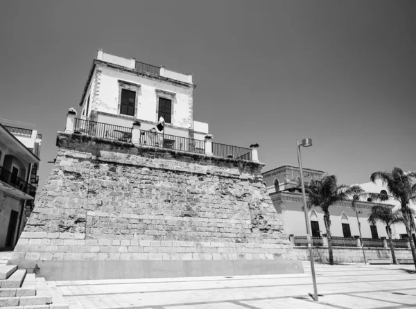 Vista de la antigua torre de saracina, hoy una terraza . — Foto de Stock