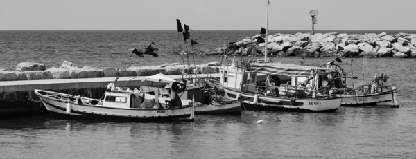 Sizilianische hölzerne Fischerboote im Hafen — Stockfoto
