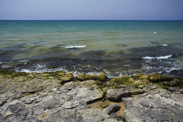 Weergave van de rotsachtige kust — Stockfoto