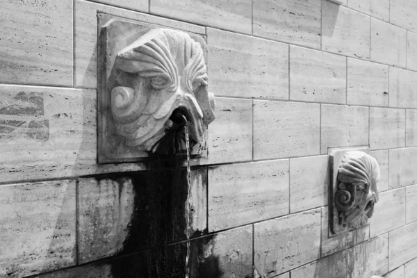 Öffentlicher Brunnen direkt am Meer — Stockfoto