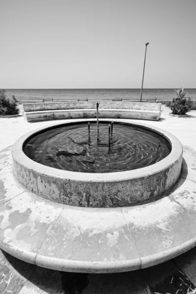 Fântâna publică de pe malul mării — Fotografie, imagine de stoc