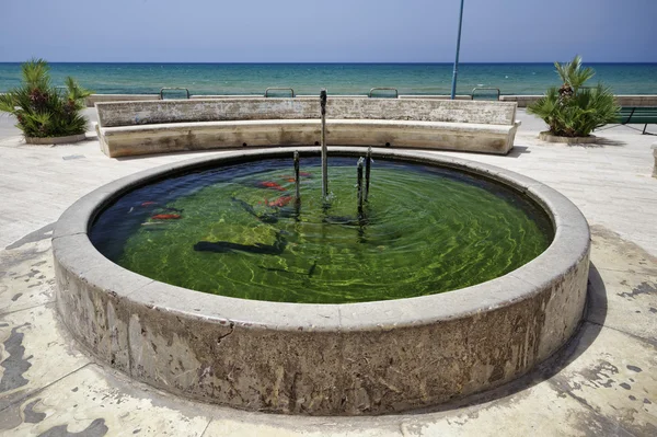 Openbare fontein aan de kust — Stockfoto