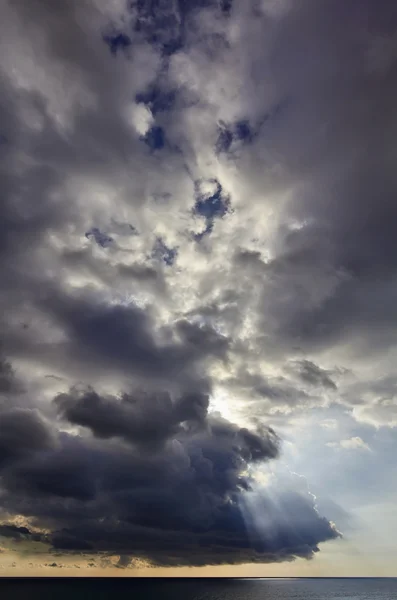 Θυελλώδη σύννεφα στο κανάλι Σικελία το χειμώνα — Φωτογραφία Αρχείου