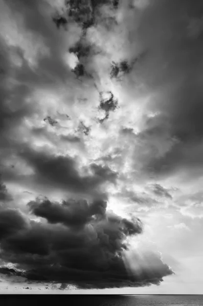 冬のシチリア チャネルの嵐雲 — ストック写真