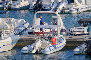 İtalya, Sicilya, Akdeniz, Marina di Ragusa (Ragusa Eyaleti); 29 Eylül 2021, limanda halk, motorlu tekneler ve lüks yatlar - EDITORIAL