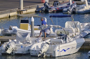 İtalya, Sicilya, Akdeniz, Marina di Ragusa (Ragusa Eyaleti); 29 Eylül 2021, limanda halk, motorlu tekneler ve lüks yatlar - EDITORIAL