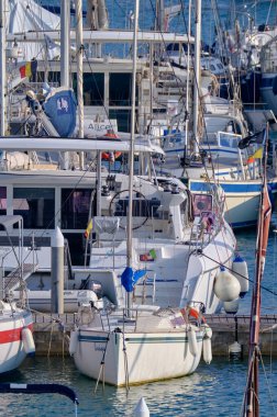 İtalya, Sicilya, Akdeniz, Marina di Ragusa (Ragusa ili); 29 Eylül 2021, limanda lüks yatlar - EDITORIAL