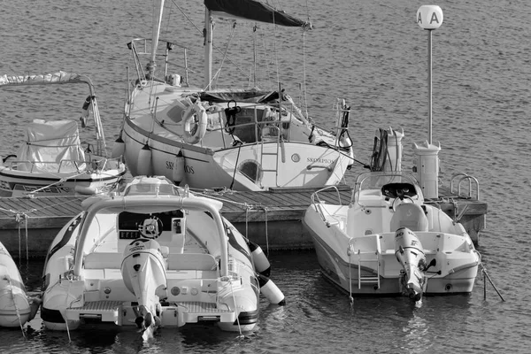 イタリア シチリア島 地中海 マリーナ ラグーザ ラグーザ州 9月2021 港のモーターボートや豪華ヨット Editorial — ストック写真