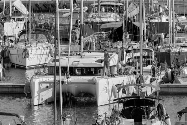 意大利 西西里 地中海 拉古萨海 拉古萨省 2021年9月30日 在港口驾驶帆船和豪华游艇的人 Editorial — 图库照片