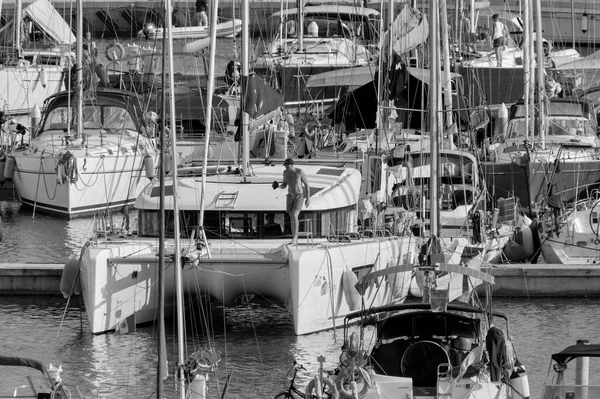 意大利 西西里 地中海 拉古萨海 拉古萨省 2021年9月30日 在港口驾驶帆船和豪华游艇的人 Editorial — 图库照片